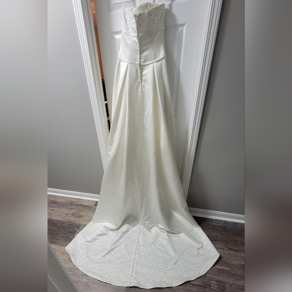 Alfred Angelo wedding gown - Picture 2 of 12